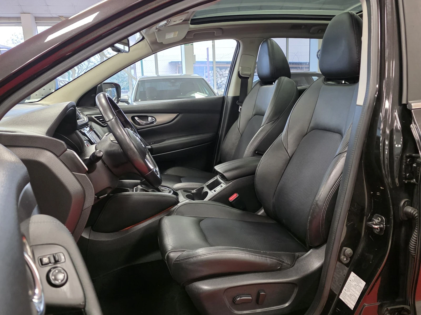 Nissan Qashqai 1.2 DIG-T | Automatic | Tekna , снимка 9 - Автомобили и джипове - 54045309