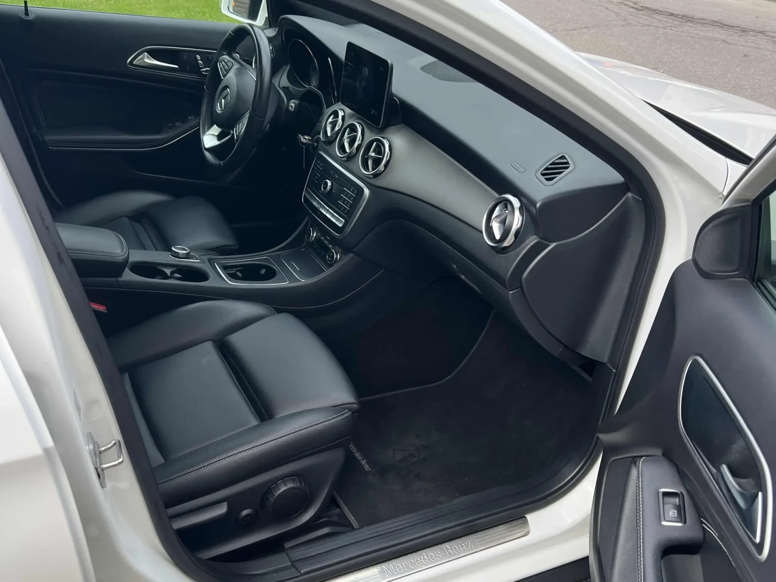 Mercedes-Benz GLA 250 ПАНОРАМА * ПОДГРЕВИ * CARFAX * АВТО КРЕДИТ * , снимка 9 - Автомобили и джипове - 55064379