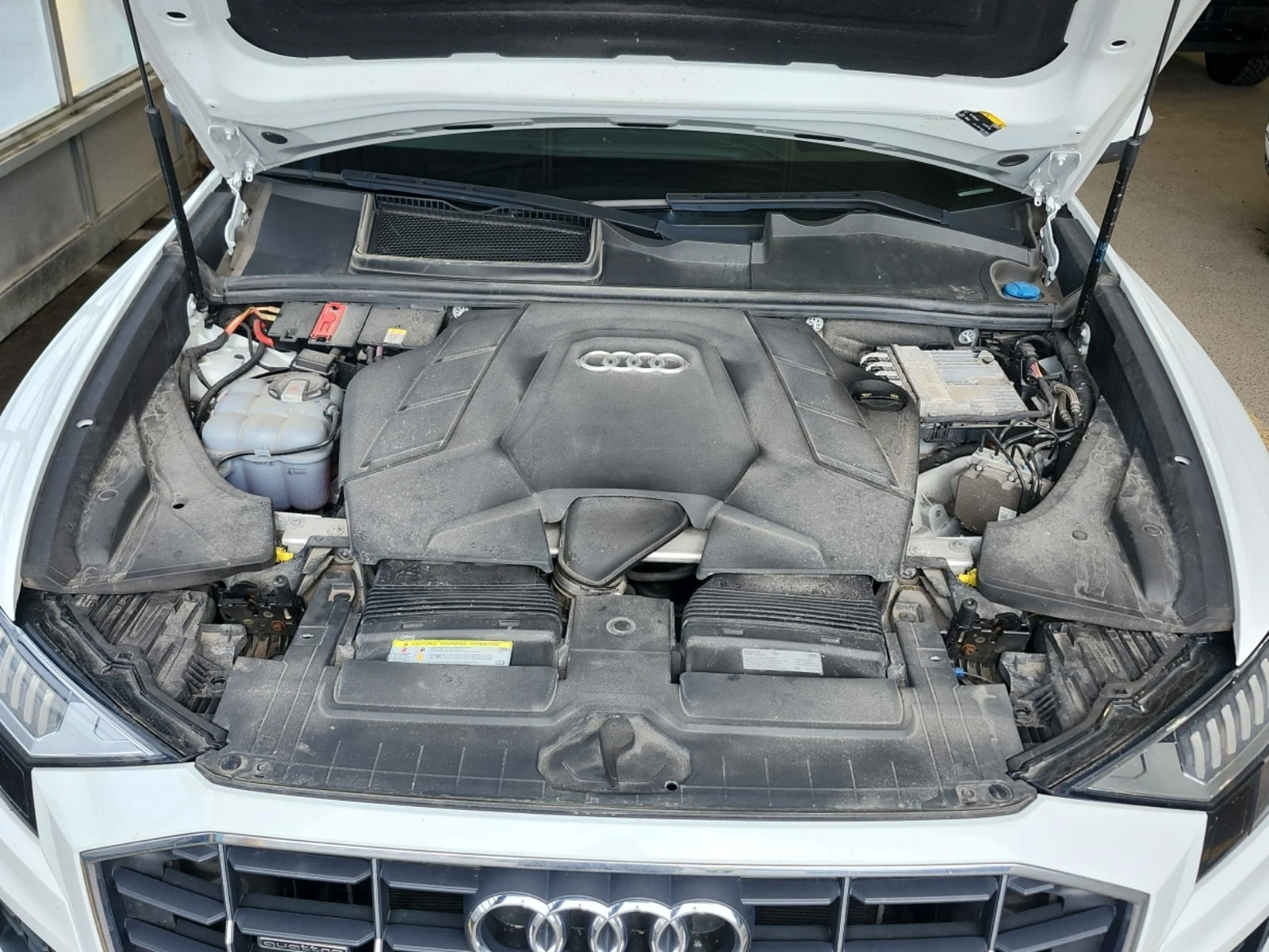Audi Q8 * TECHNIK * CARFAX * 2 ЧИФТА ГУМИ * 2 КЛЮЧА, снимка 17 - Автомобили и джипове - 55799864