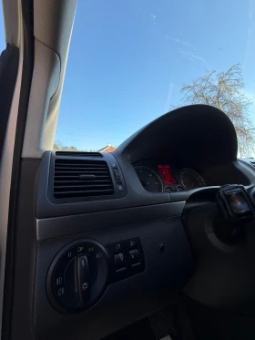 VW Touran АВТОМАТИК РЕАЛ КМ, снимка 13