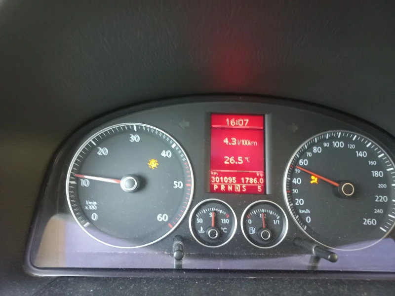 VW Touran 2.0, снимка 8 - Автомобили и джипове - 51449220