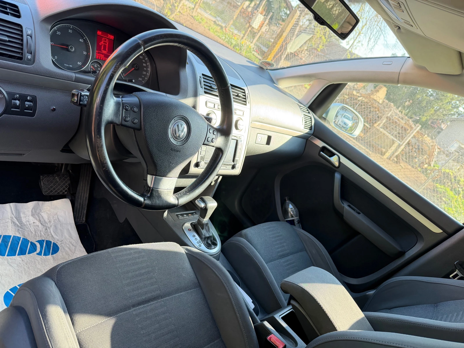 VW Touran АВТОМАТИК РЕАЛ КМ, снимка 17 - Автомобили и джипове - 54081178