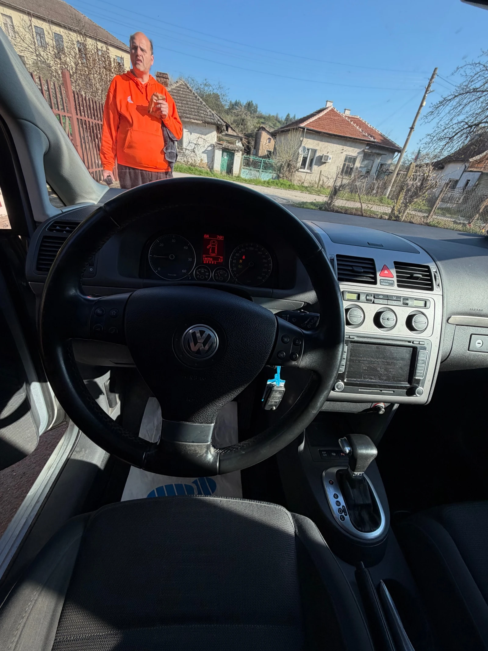 VW Touran АВТОМАТИК РЕАЛ КМ, снимка 16 - Автомобили и джипове - 54081178
