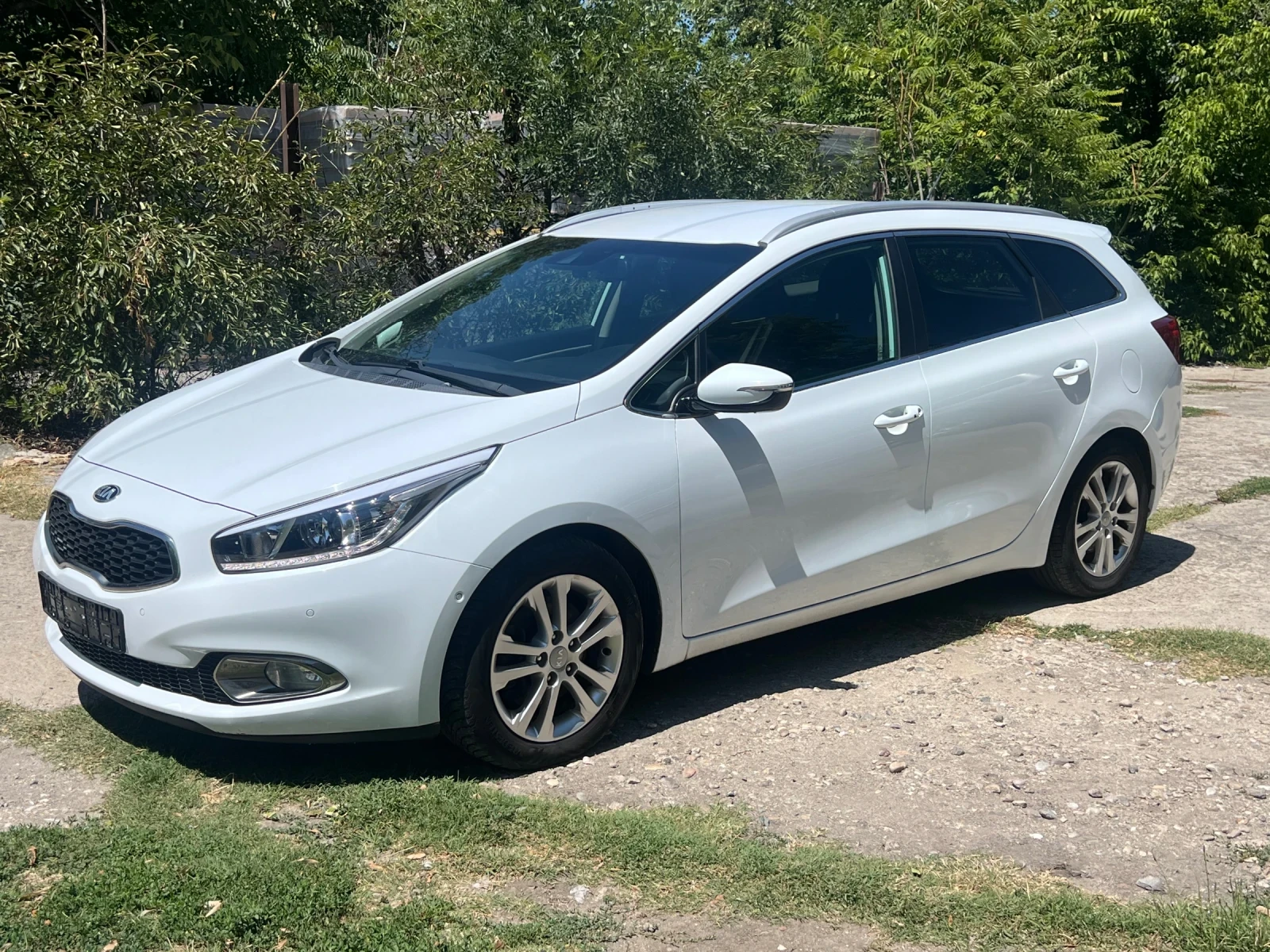Kia Ceed 1.6 CRDI, снимка 3 - Автомобили и джипове - 55431905
