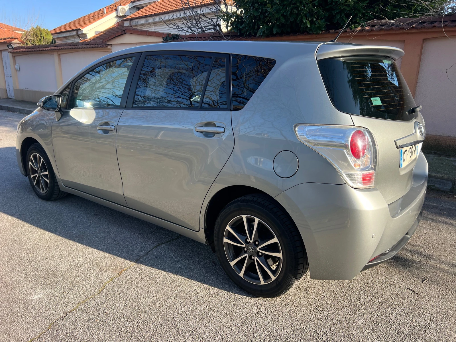 Toyota Verso 2.0 D-4D CLIMA/PANORAMA/CAMERA * FACELIFT, снимка 7 - Автомобили и джипове - 53655194