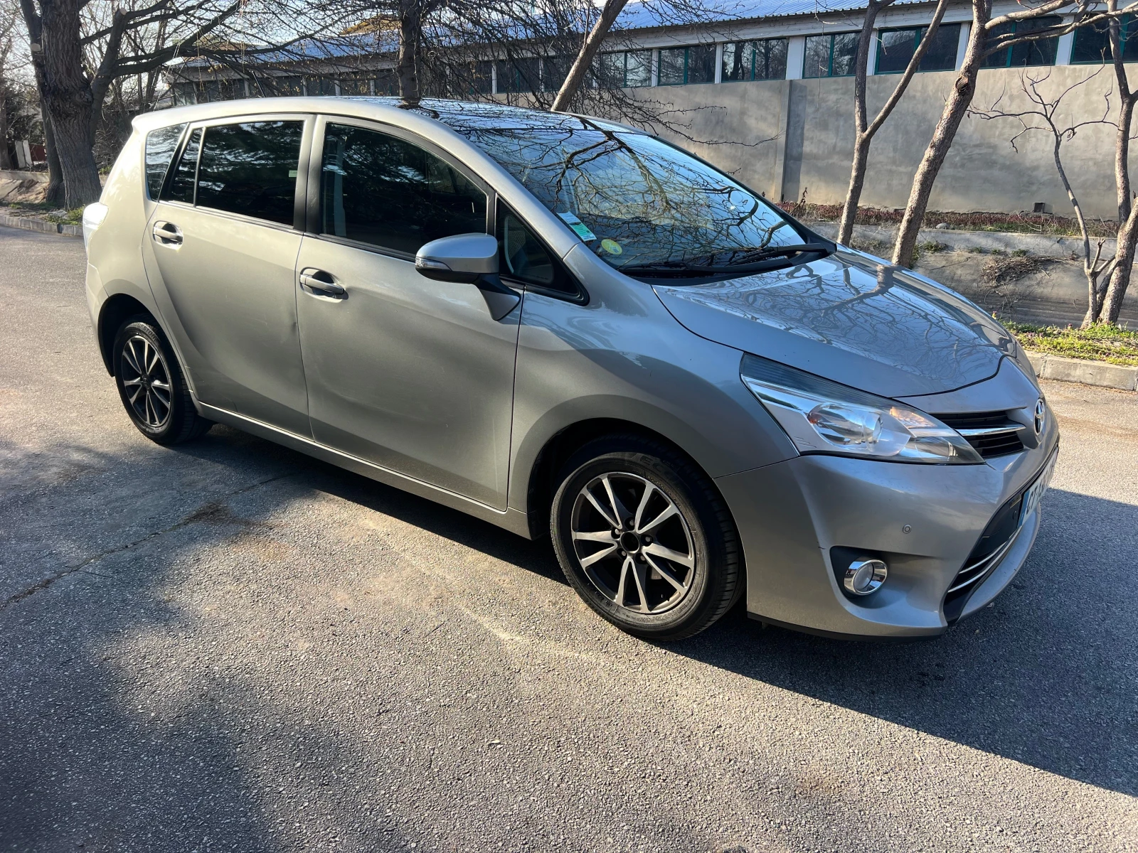 Toyota Verso 2.0 D-4D CLIMA/PANORAMA/CAMERA * FACELIFT, снимка 4 - Автомобили и джипове - 53655194