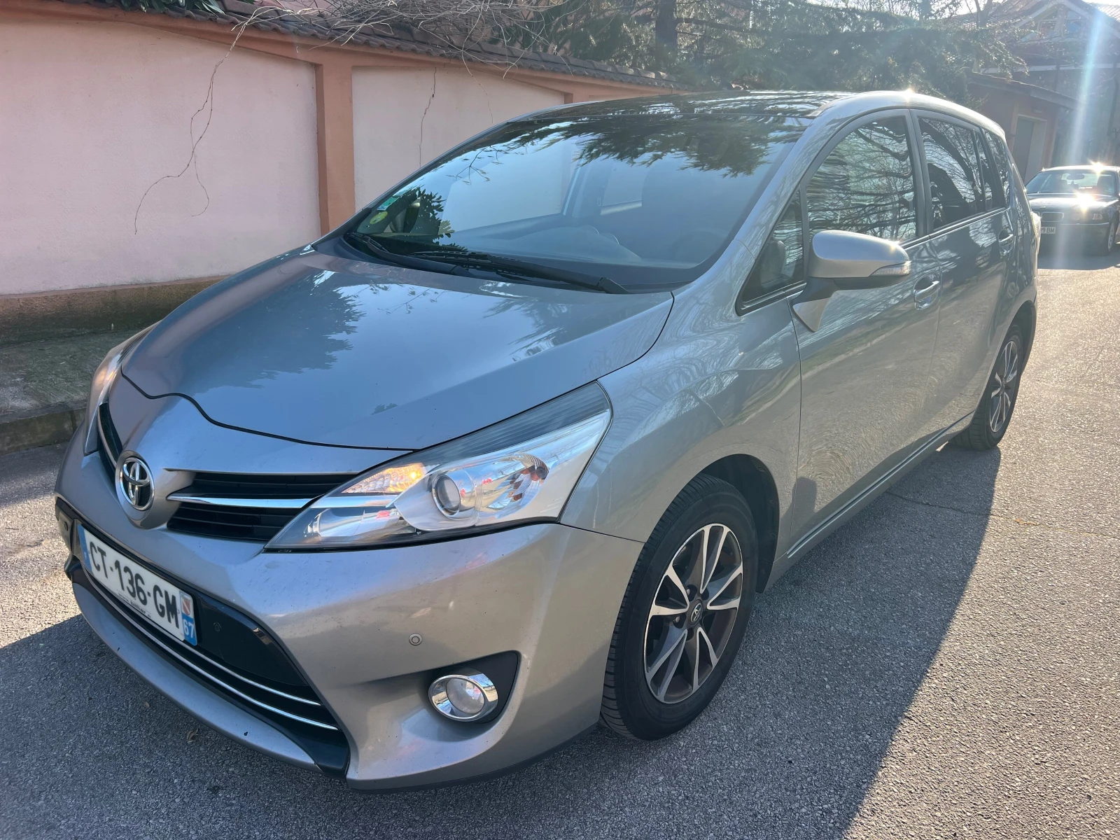 Toyota Verso 2.0 D-4D CLIMA/PANORAMA/CAMERA * FACELIFT, снимка 2 - Автомобили и джипове - 53655194