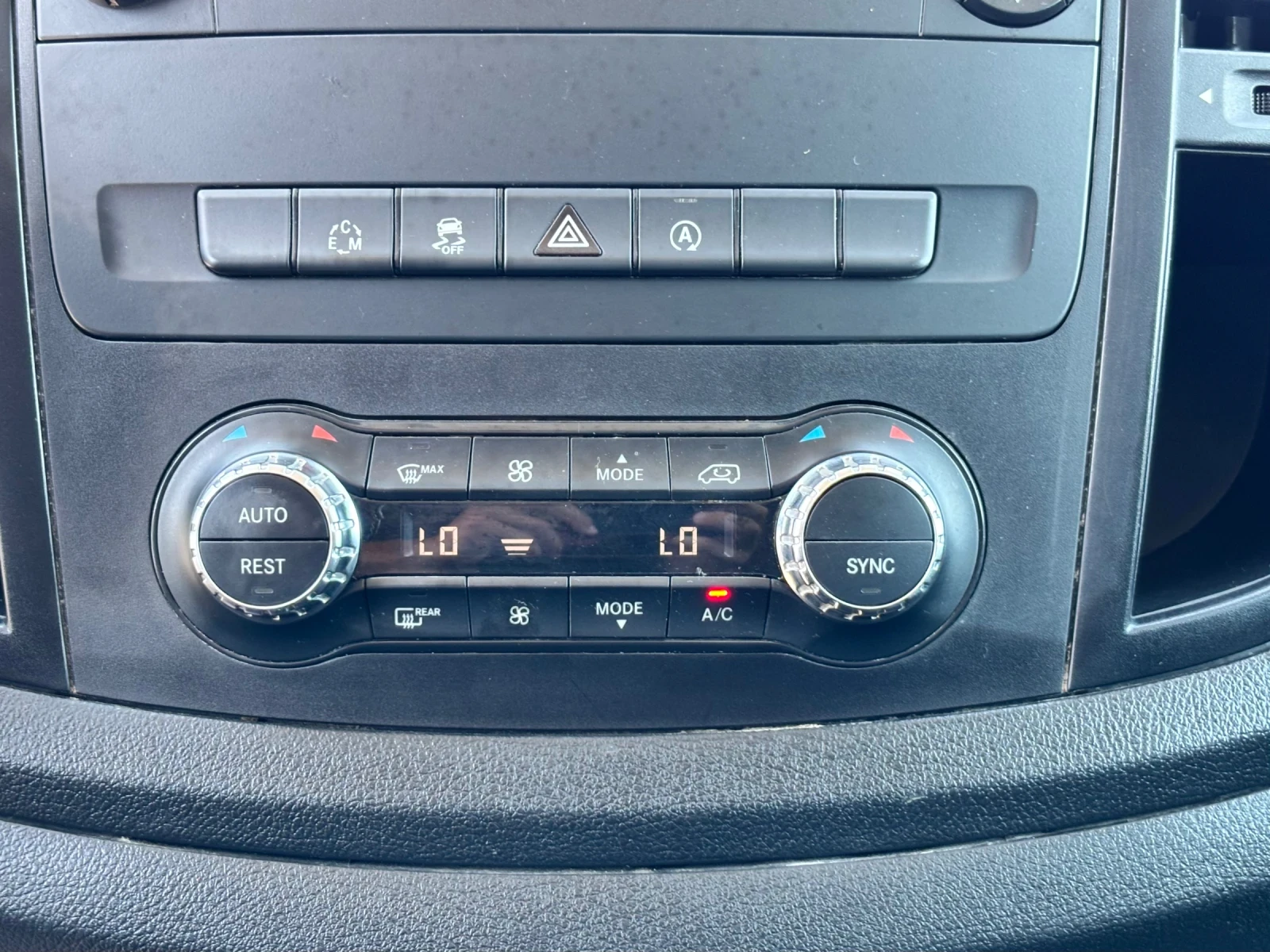 Mercedes-Benz Vito 2.2D/NAVI/LED/АВТОМАТ/АВТОПИЛОТ, снимка 13 - Бусове и автобуси - 55499812
