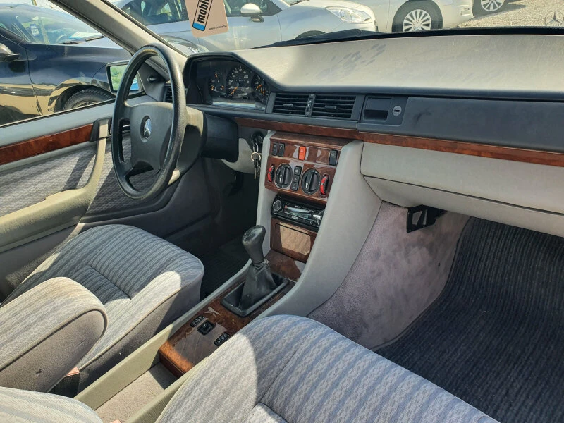 Mercedes-Benz E 200, снимка 9 - Автомобили и джипове - 38391780