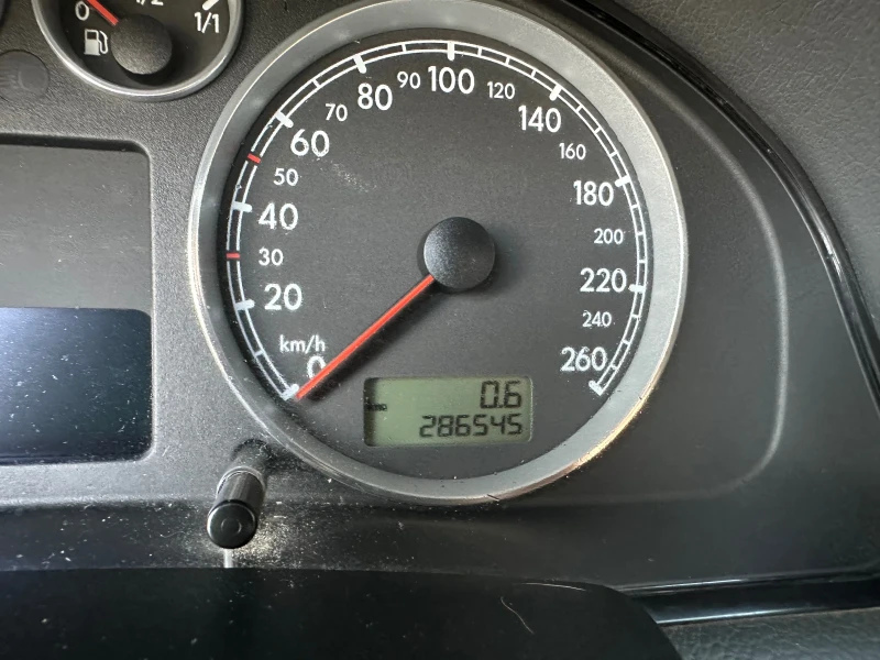 VW Passat 1.9 tdi, снимка 10 - Автомобили и джипове - 52876872