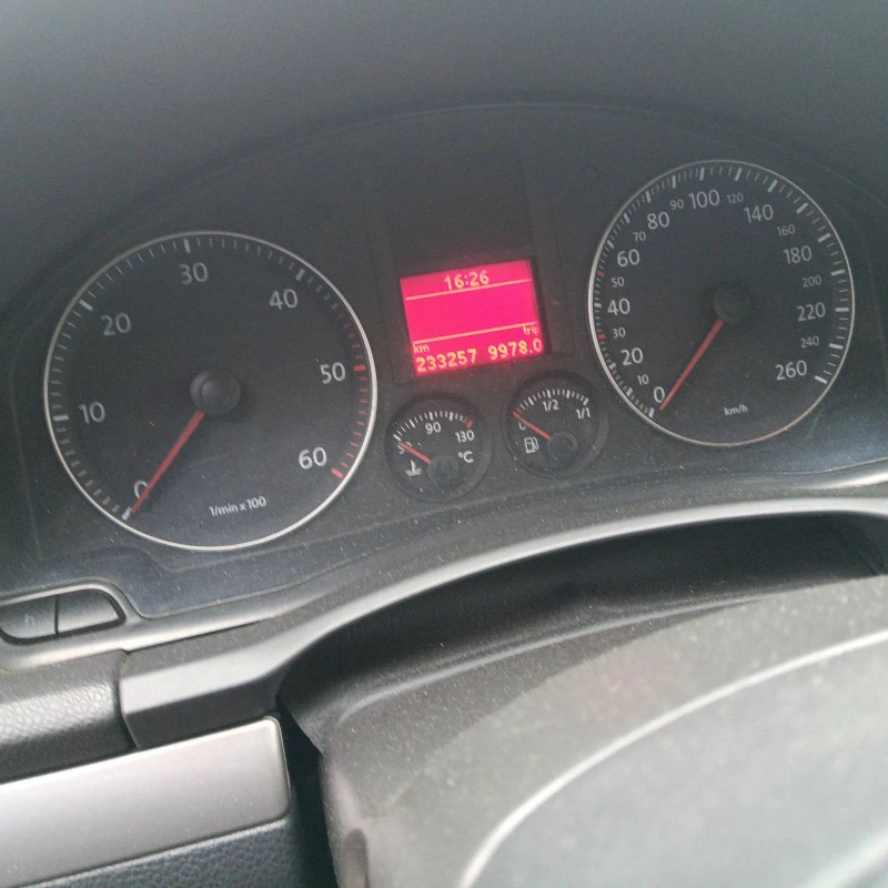 VW Golf 2.0 TDI, снимка 5 - Автомобили и джипове - 52991704