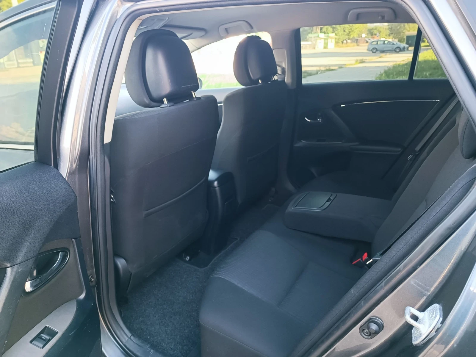 Toyota Avensis 2.0i-152кс-ШВЕЙЦАРИЯ-РЪЧКА-6ск, снимка 10 - Автомобили и джипове - 54842507