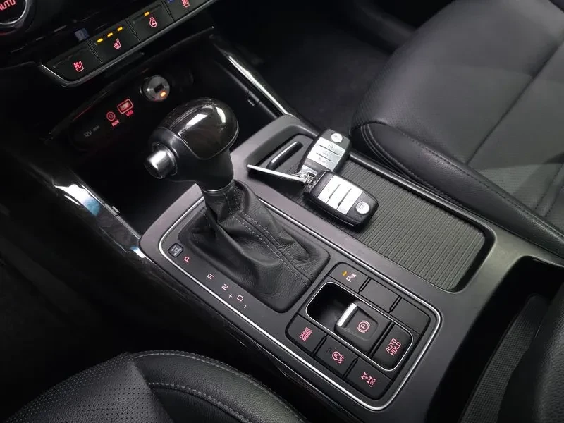 Kia Sorento 2.2 CRDI 4WD, снимка 9 - Автомобили и джипове - 54269540