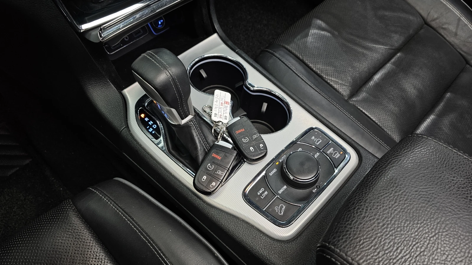 Jeep Grand cherokee SUMMIT / 3.6 / ВСИЧКИ ВЪЗМОЖНИ ЕКСТРИ ЗА МОДЕЛА !, снимка 9 - Автомобили и джипове - 55526447