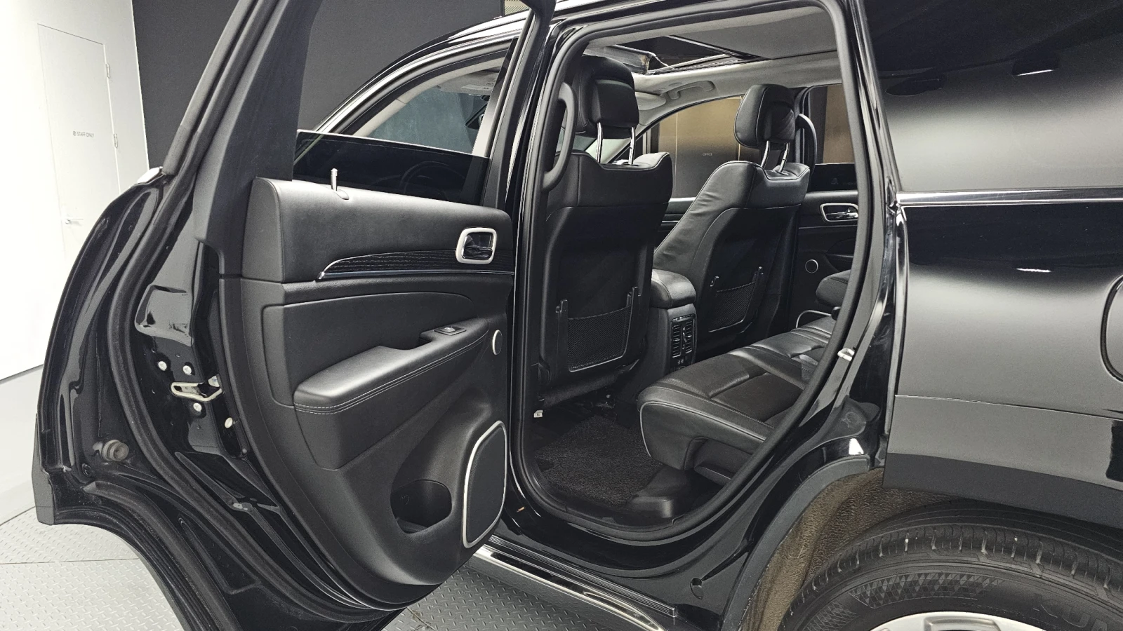 Jeep Grand cherokee SUMMIT / 3.6 / ВСИЧКИ ВЪЗМОЖНИ ЕКСТРИ ЗА МОДЕЛА !, снимка 11 - Автомобили и джипове - 55526447