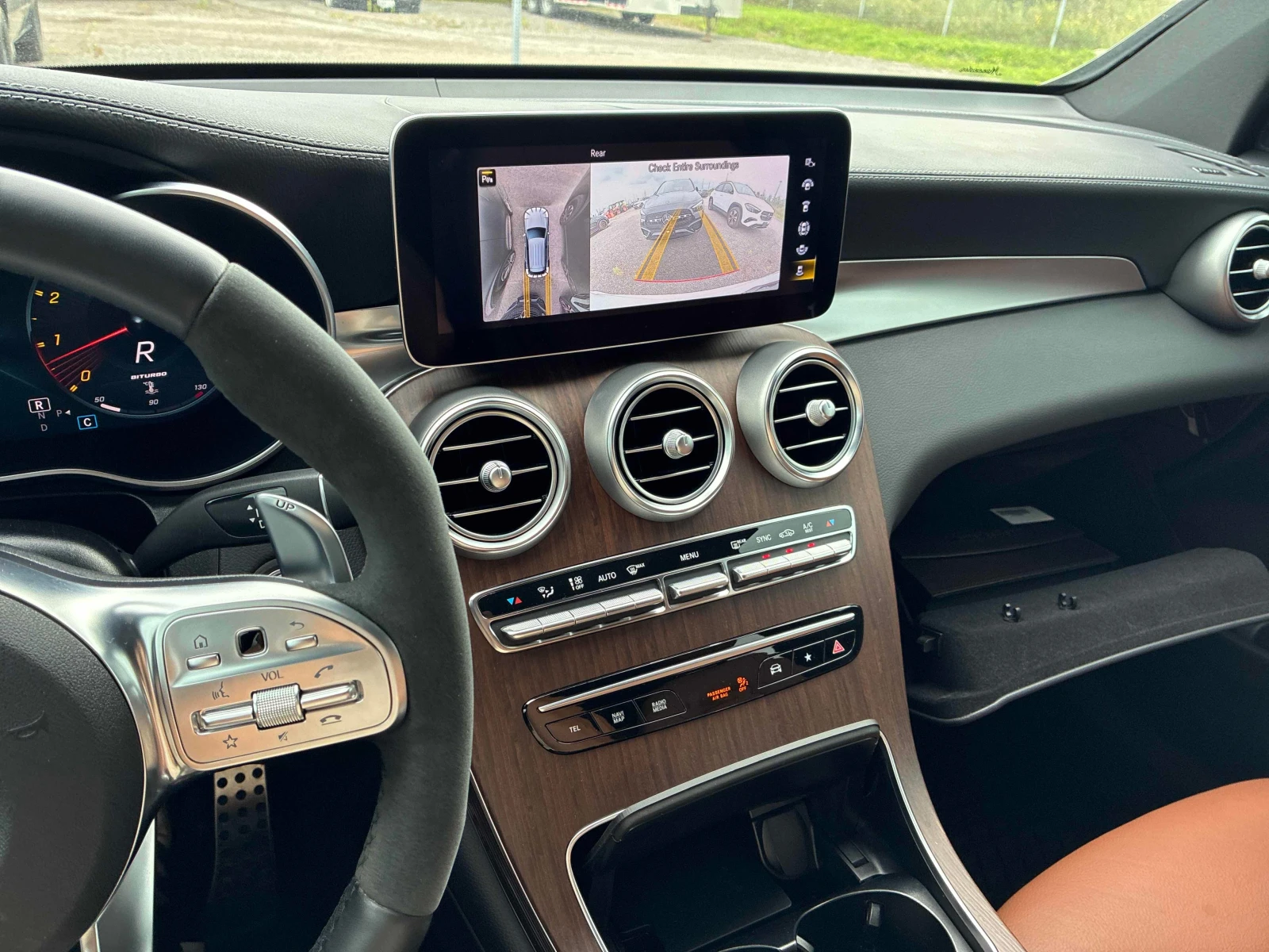 Mercedes-Benz GLC 43 AMG | CARFAX ГЛАВНО ПРЕДСТАВИТЕЛСТВО НА MERCEDES, снимка 9 - Автомобили и джипове - 55958529