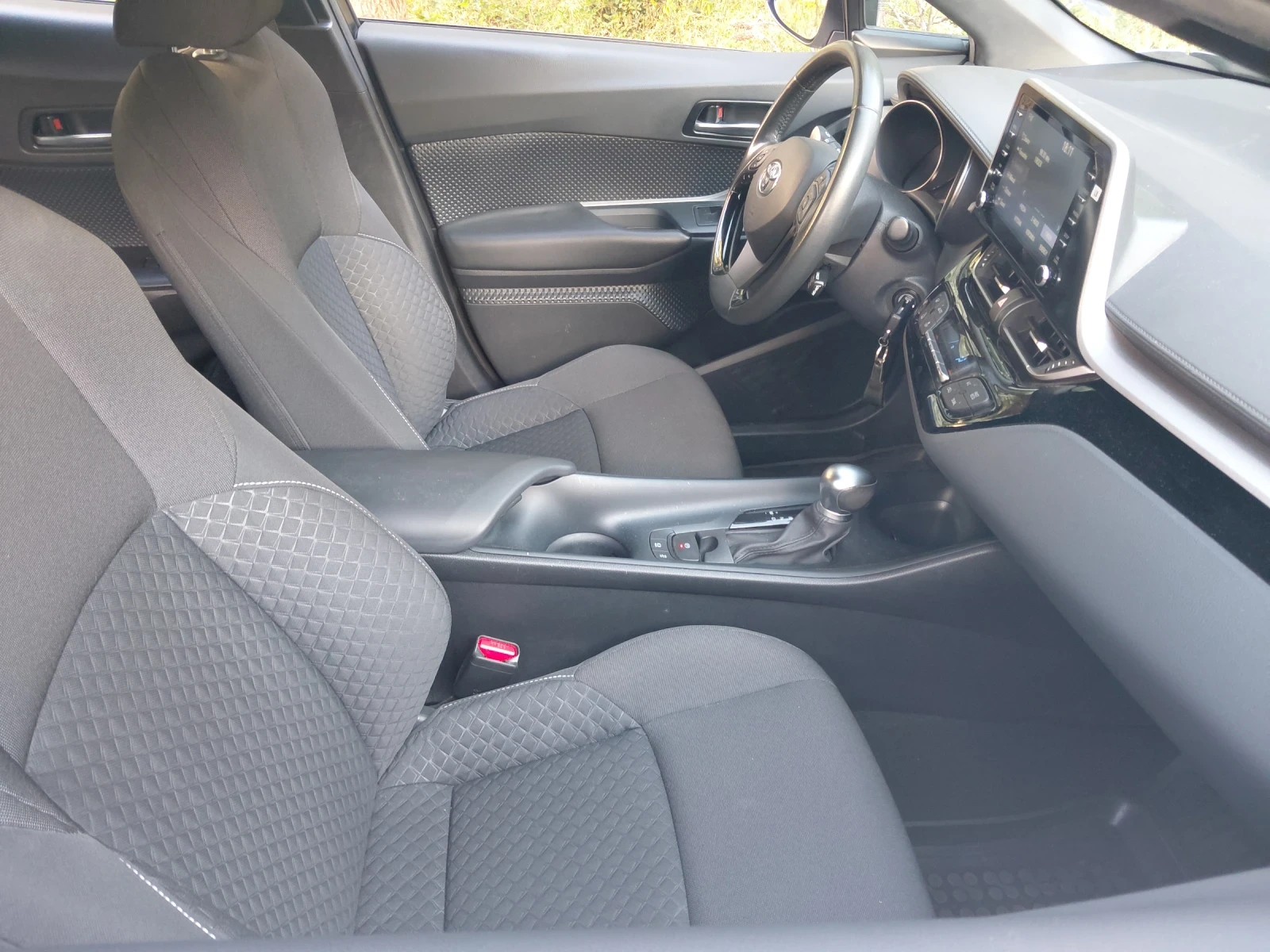 Toyota C-HR бензин, снимка 8 - Автомобили и джипове - 56067387