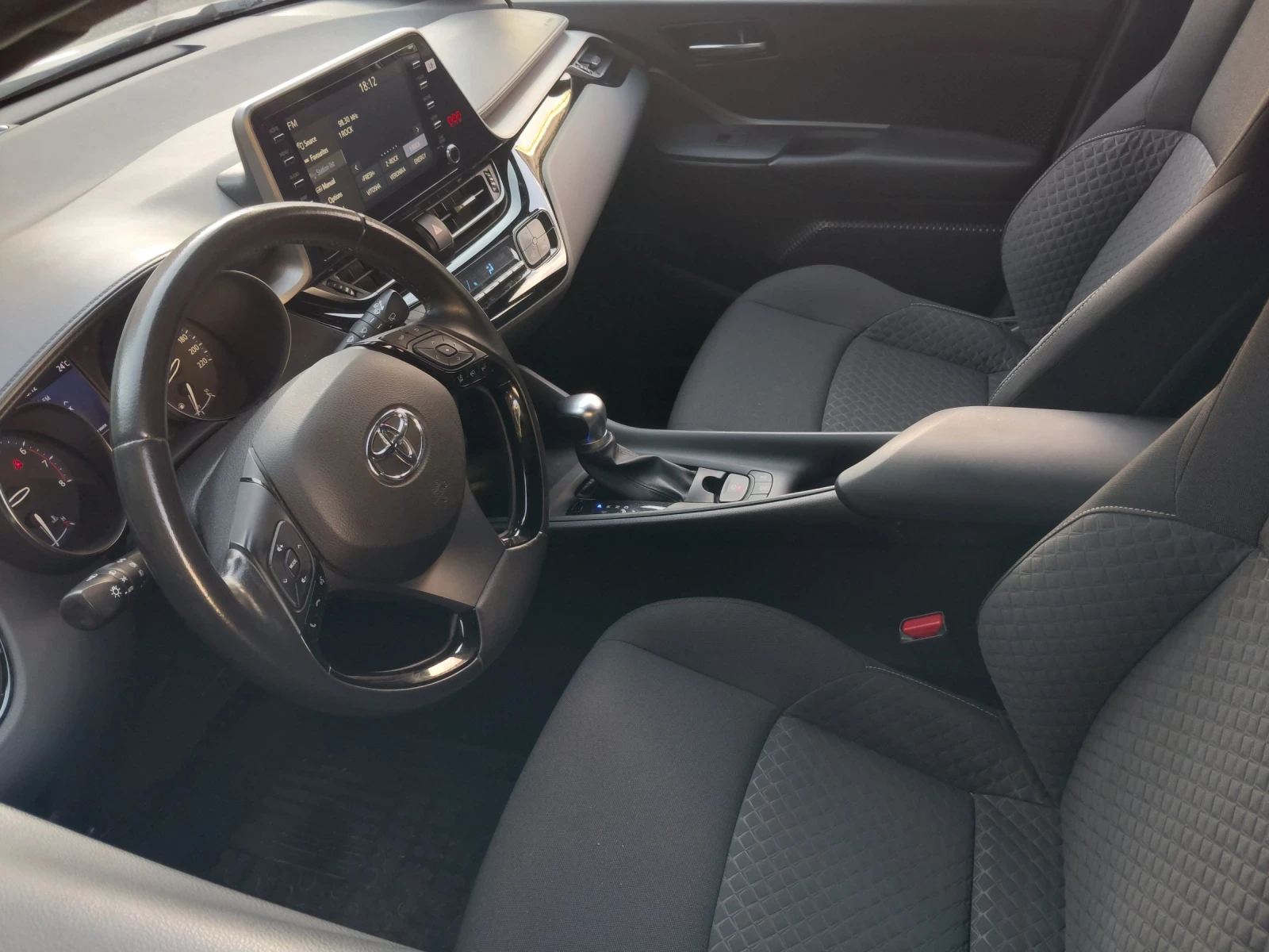 Toyota C-HR бензин, снимка 6 - Автомобили и джипове - 56067387