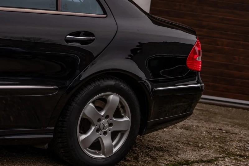 Mercedes-Benz E 220, снимка 5 - Автомобили и джипове - 52681963