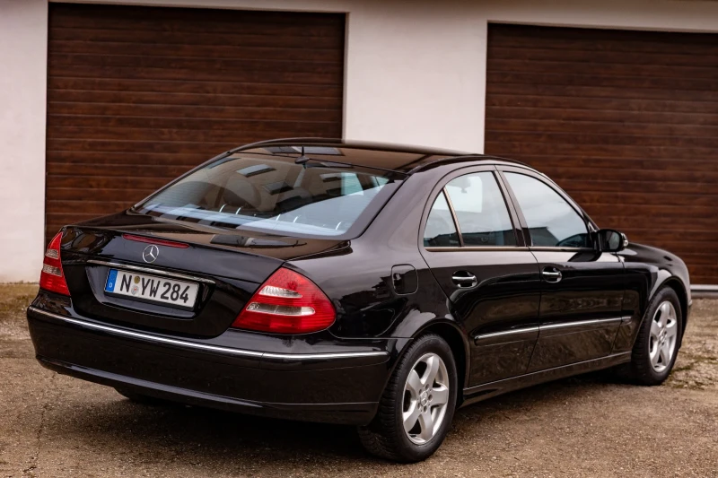Mercedes-Benz E 220, снимка 8 - Автомобили и джипове - 52681963