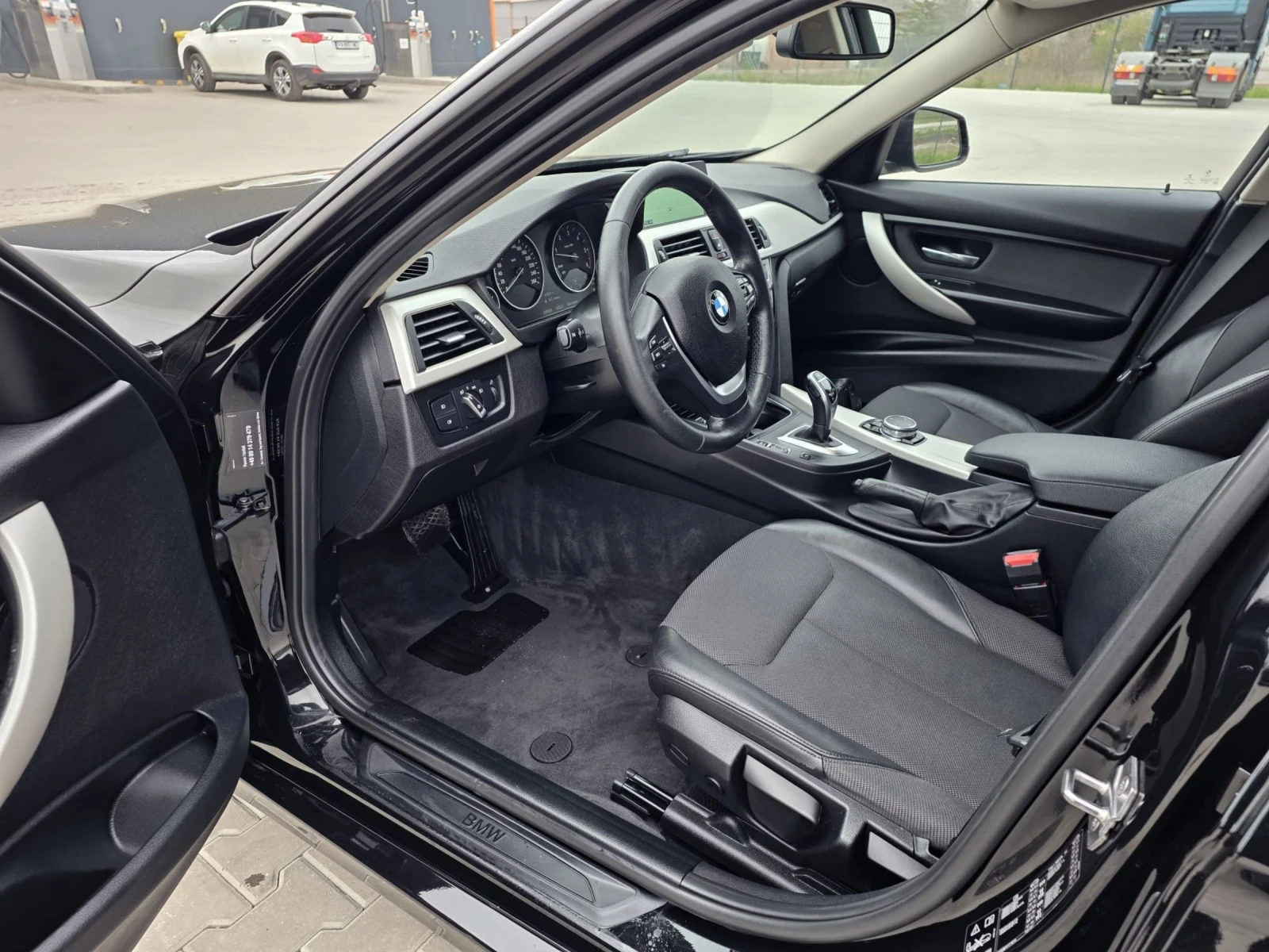 BMW 320 X DRIVE Facelift , снимка 12 - Автомобили и джипове - 54207950