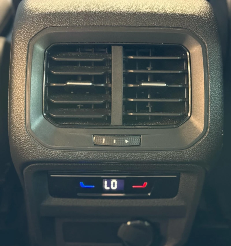 VW Tiguan R-Line* 4-Мotion* 2.0 TDI* Подгрев* Лизинг* Гаранц, снимка 16 - Автомобили и джипове - 51285854