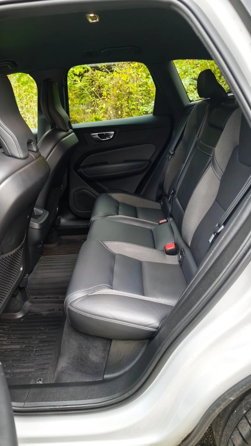 Volvo XC60 R-Design, Mild Hybrid, AWD, Keyless, снимка 9 - Автомобили и джипове - 52359906