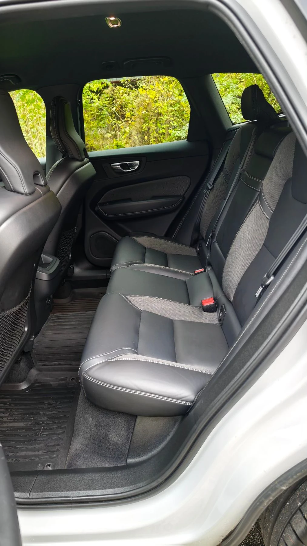 Volvo XC60 R-Design, Mild Hybrid, AWD, Keyless | Mobile.bg   9