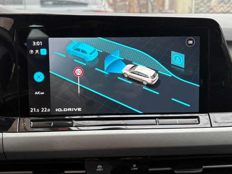 VW Golf 8 Variant Life / 2.0TDI/ Lane Assist / Дистроник /, снимка 9 - Автомобили и джипове - 53001391