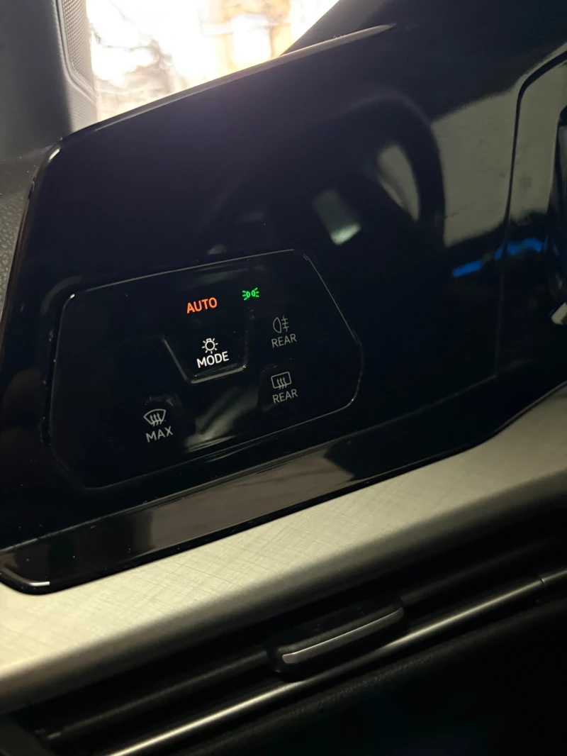 VW Golf 8 Variant Life / 2.0TDI/ Lane Assist / Дистроник /, снимка 13 - Автомобили и джипове - 53001391