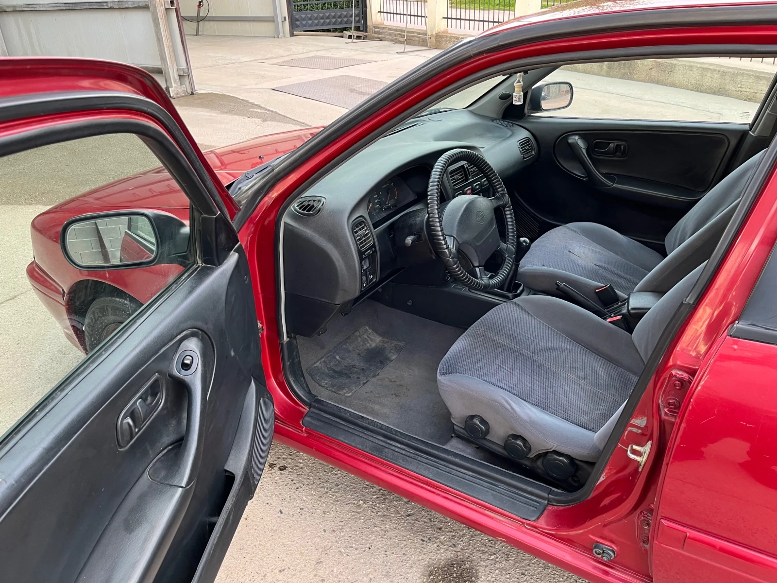 Nissan Primera 1.6 климатик, снимка 7 - Автомобили и джипове - 54417095