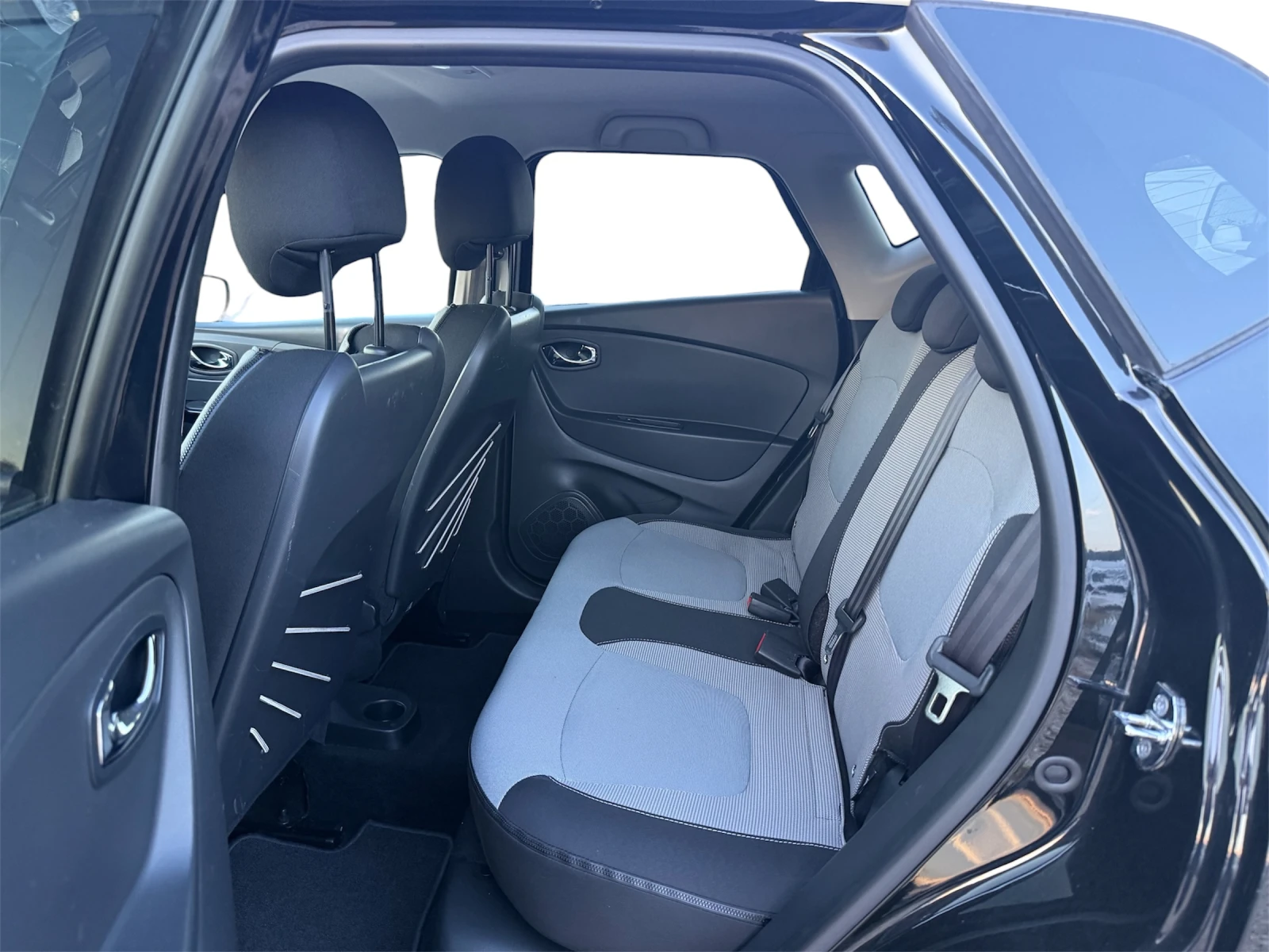 Renault Captur 1.5/110ps/6gears/Camera/Nav, снимка 8 - Автомобили и джипове - 54441407