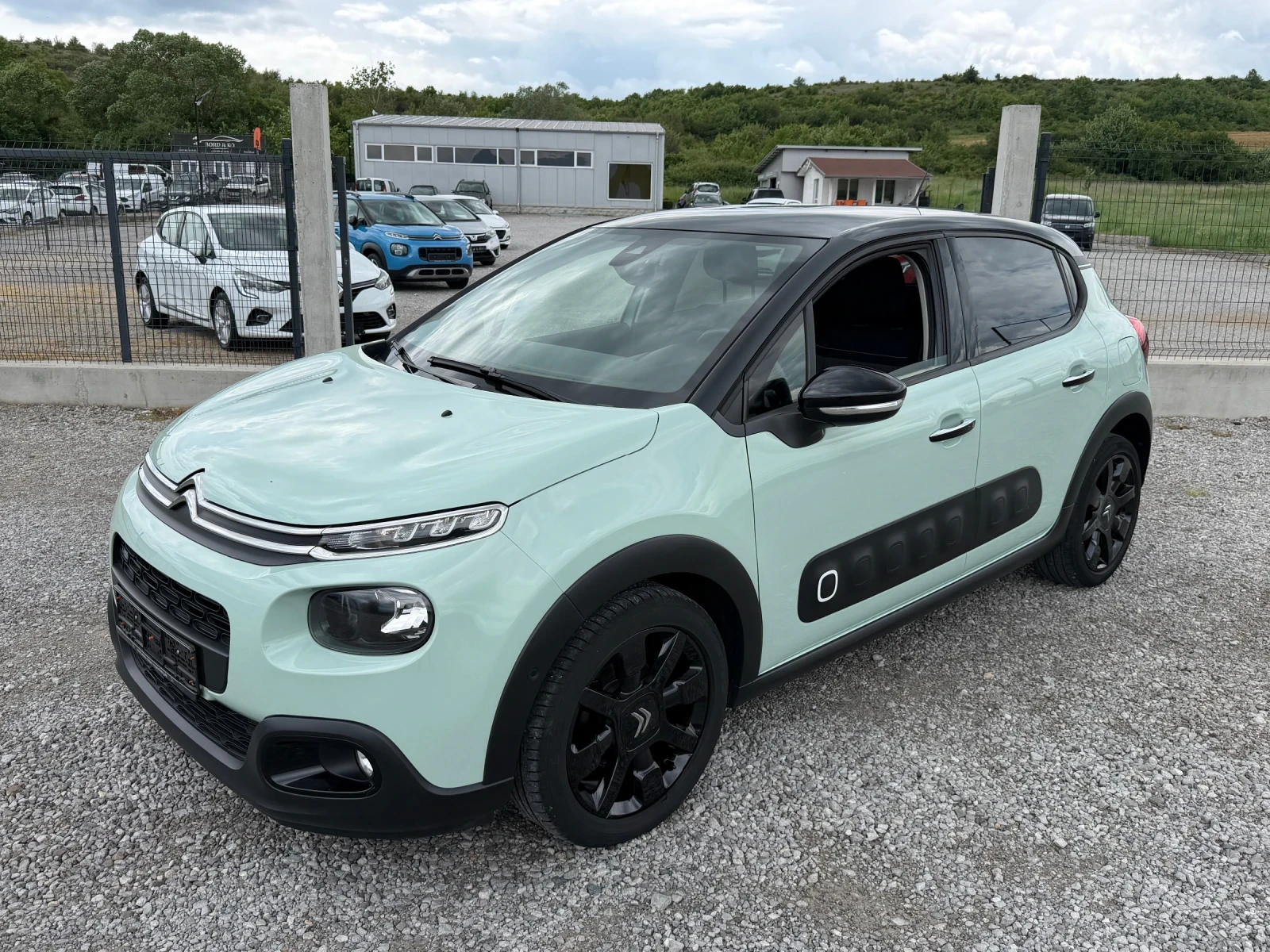 Citroen C3 1.2i SHINE KEYLESS NAVI CAMERA SERVICE BOOK, снимка 2 - Автомобили и джипове - 54652190
