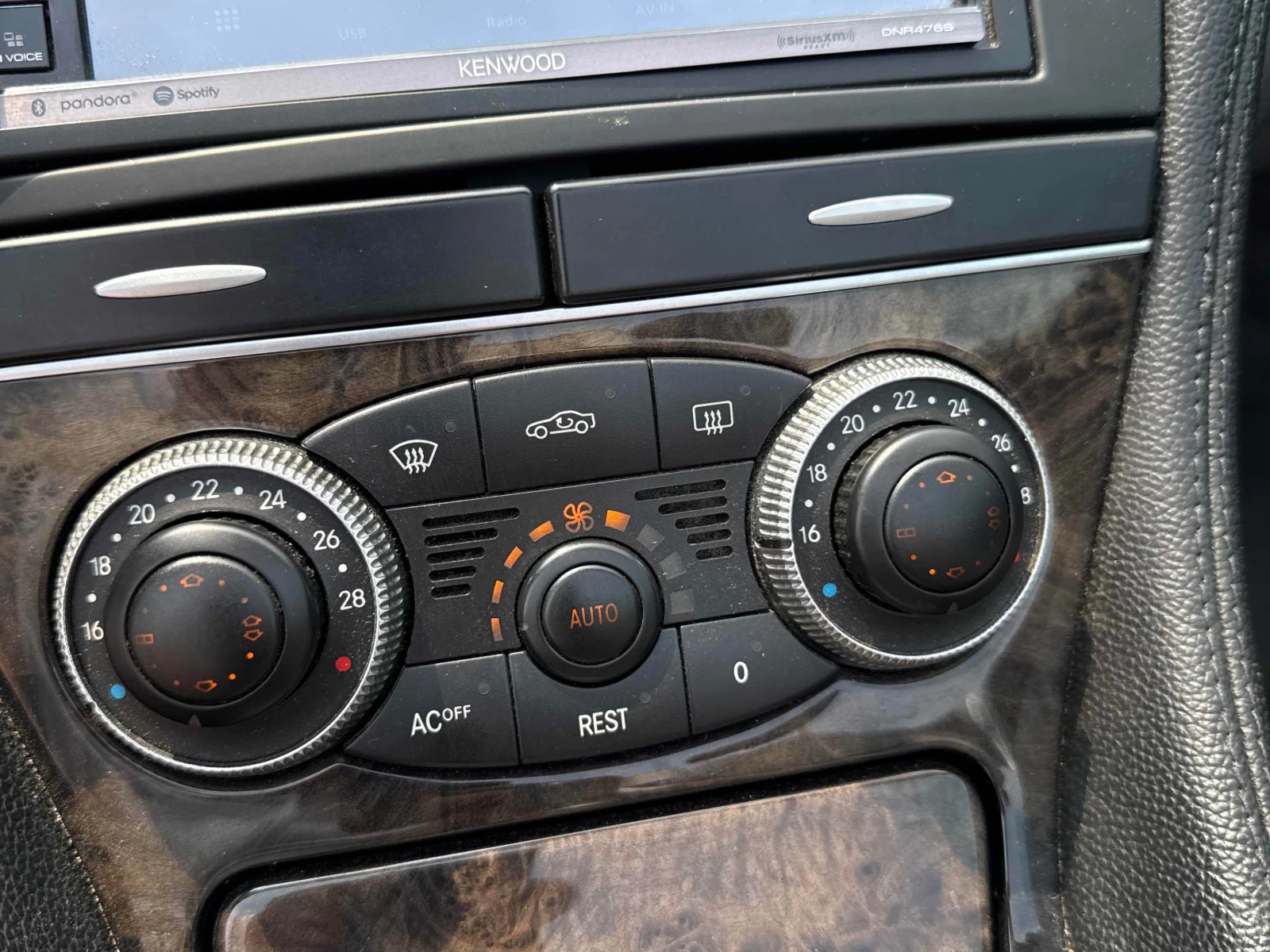 Mercedes-Benz SL 500 * 5.0L * CARFAX * CarPlay* КЛИП, снимка 13 - Автомобили и джипове - 55932715
