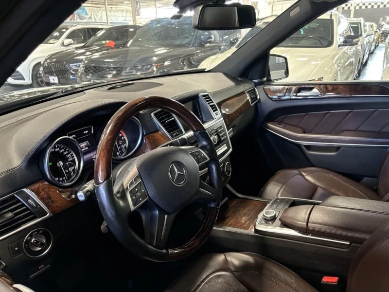 Mercedes-Benz GL 350 ДИЗЕЛ* DISTRONIC* LANEASSIST* 360* HARMAN* PANO* F, снимка 4 - Автомобили и джипове - 52317718