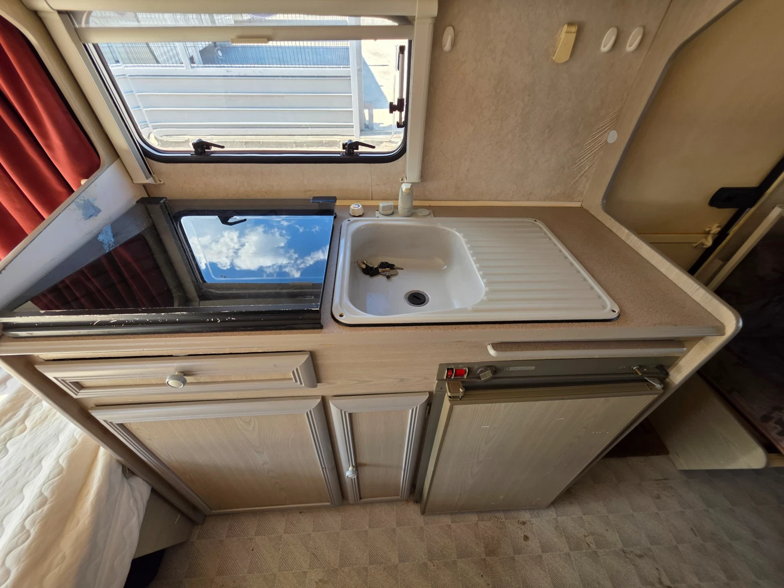 Каравана ABI SPRITE 450, снимка 14 - Каравани и кемпери - 54976193