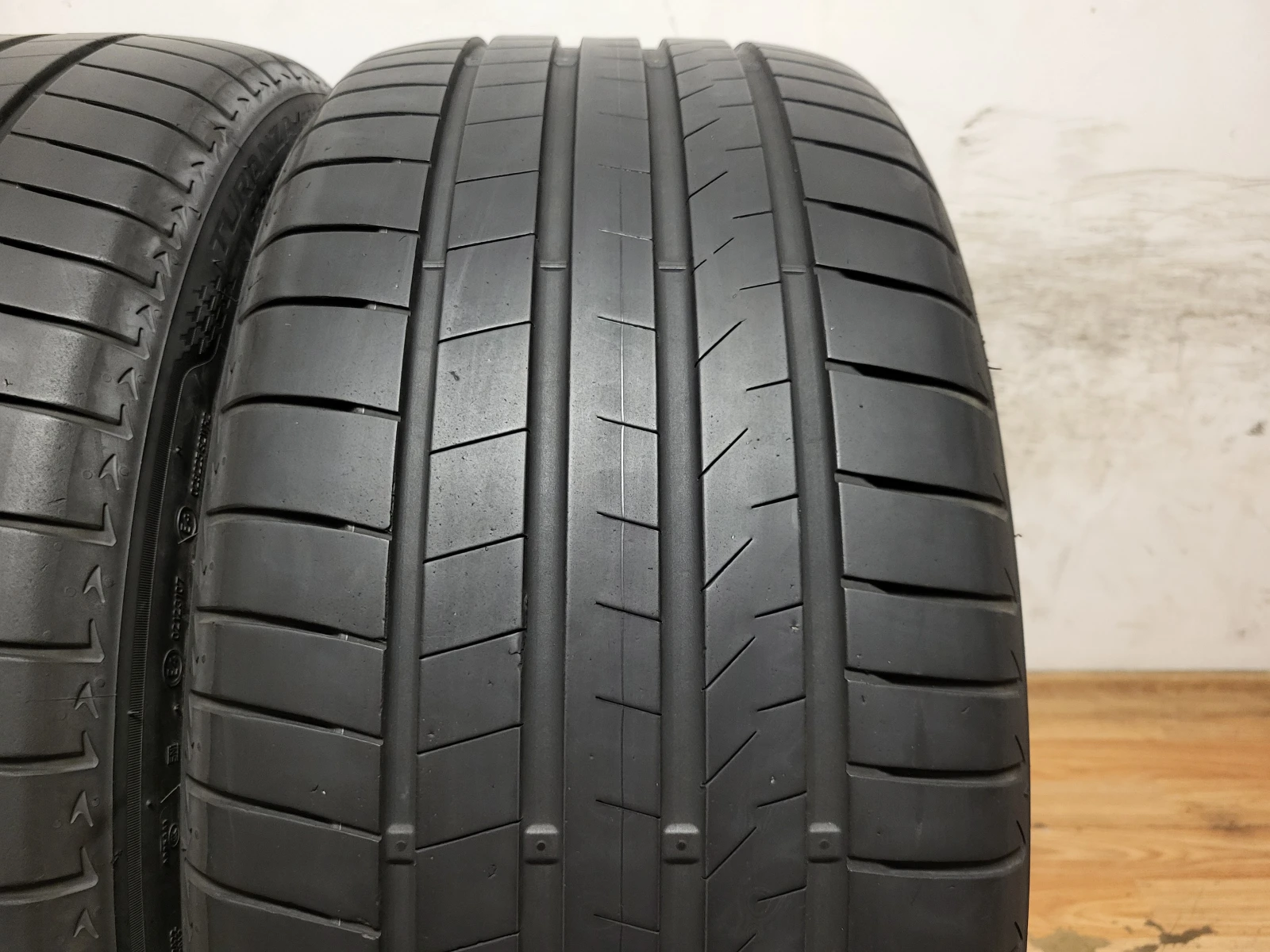 Гуми Летни 285/35R22, снимка 3 - Гуми и джанти - 53405962