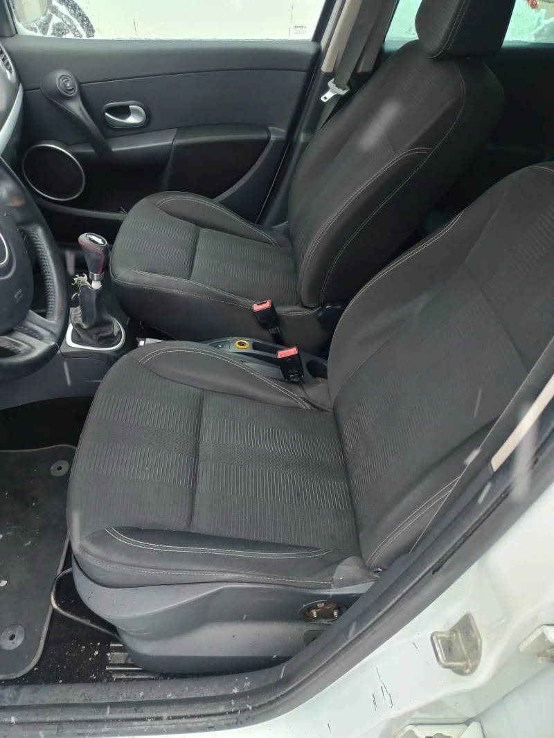 Renault Clio 1.5 dci, снимка 11 - Автомобили и джипове - 52895736