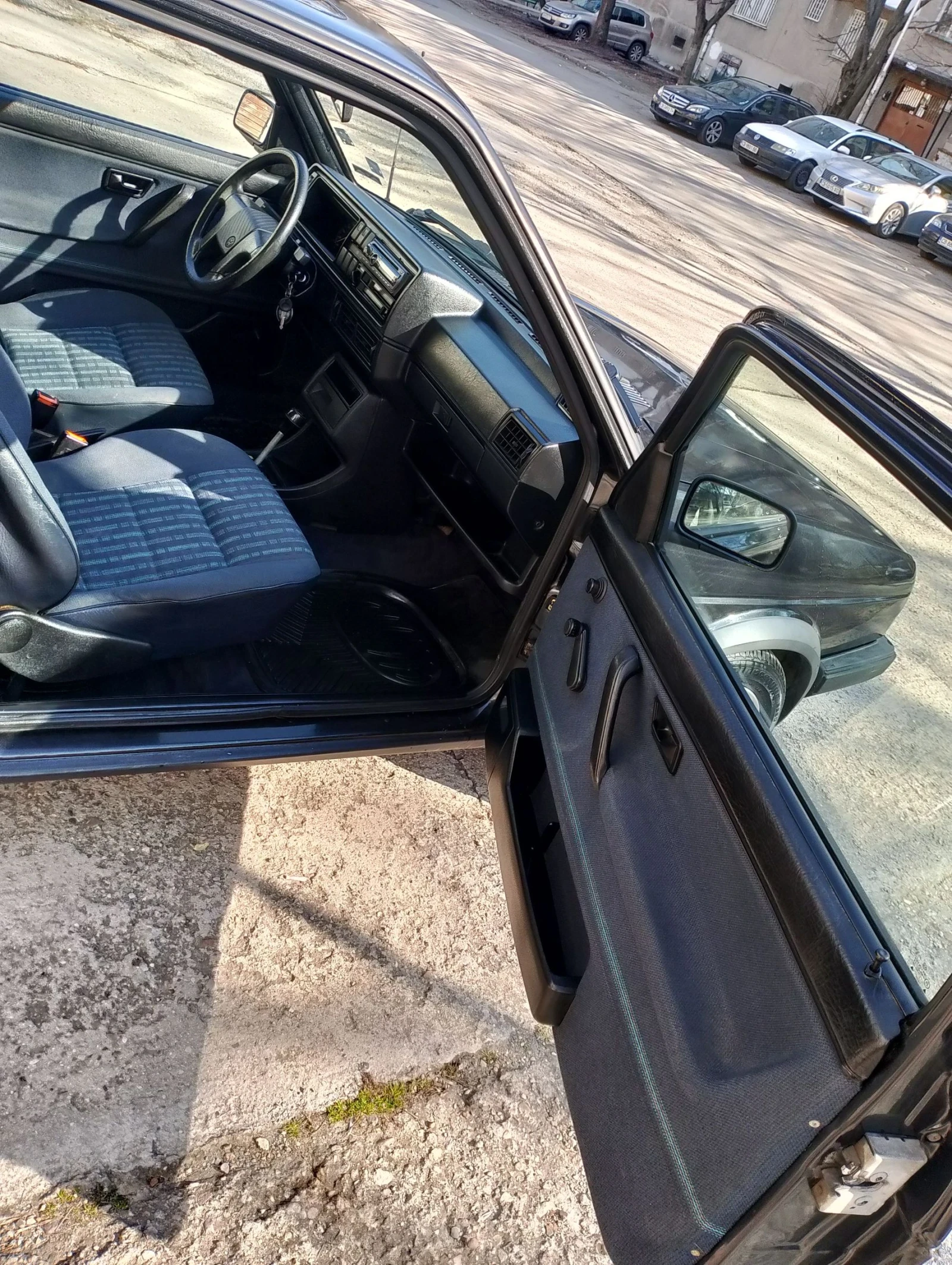 VW Golf 1.8 автоматик ! , снимка 6 - Автомобили и джипове - 53802978