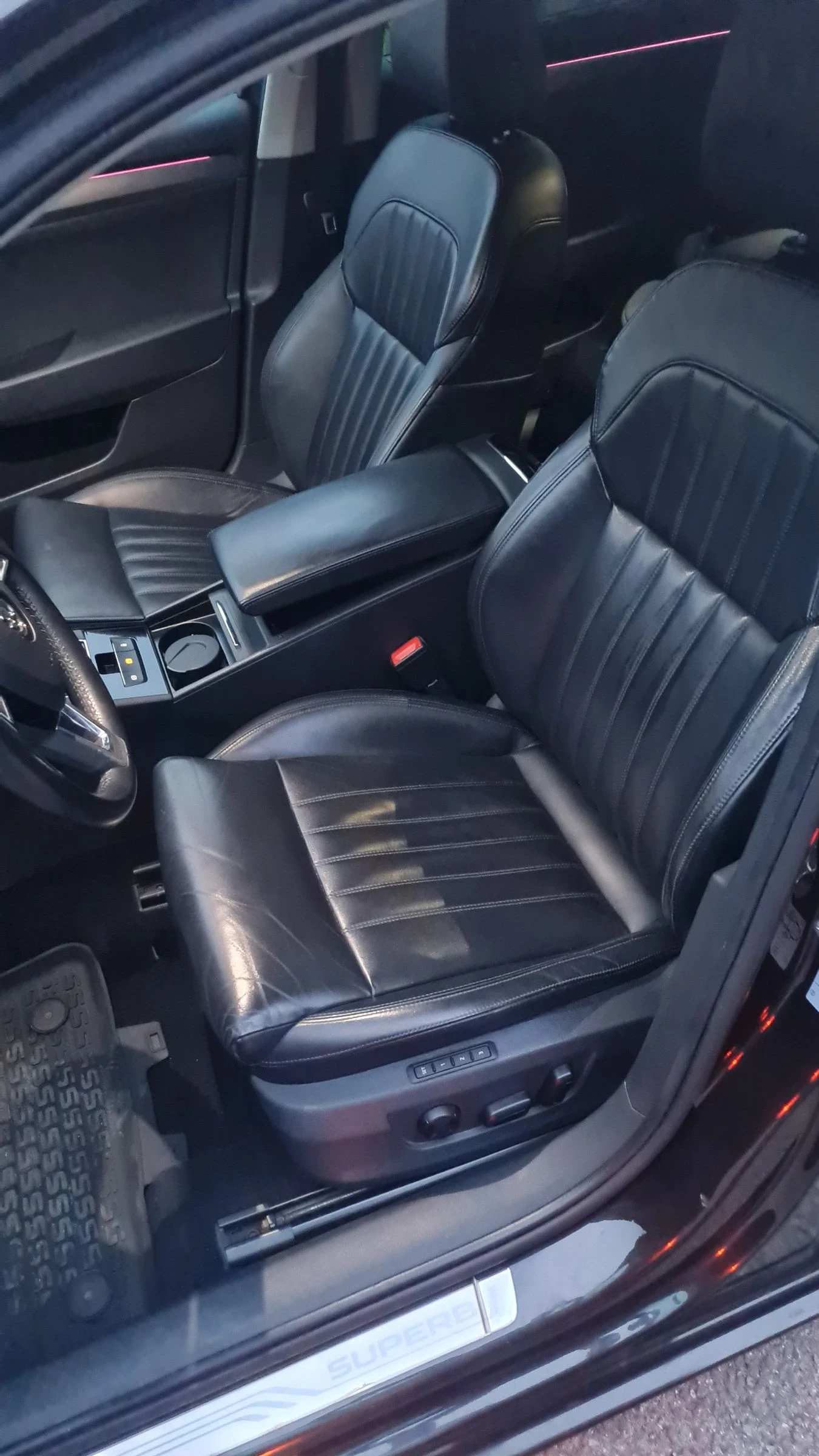 Skoda Superb 2.0 TDi, снимка 11 - Автомобили и джипове - 55894187