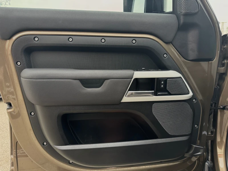 Land Rover Defender 110-FIRST EDITION-KEYLESS-ПАНОРАМА-КАМЕРИ-FULL, снимка 8 - Автомобили и джипове - 49912007