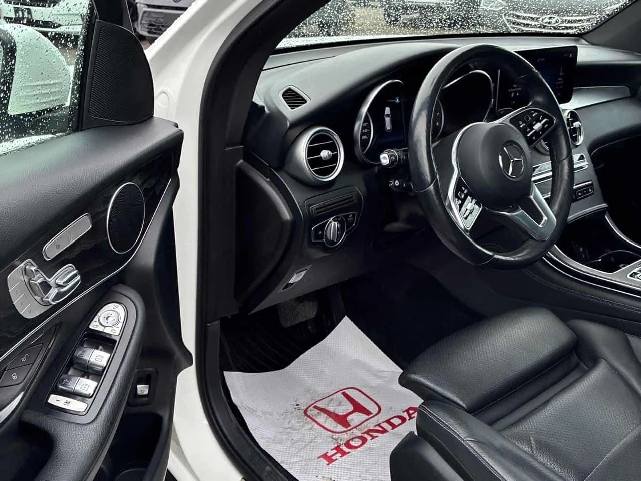 Mercedes-Benz GLC 300 4MATIC* DISTRONIC* 360КАМЕРИ* + ГУМИ , снимка 5 - Автомобили и джипове - 54346129