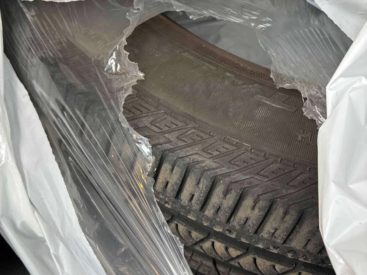 Mercedes-Benz GLC 300 4MATIC* DISTRONIC* 360КАМЕРИ* + ГУМИ , снимка 13 - Автомобили и джипове - 54346129