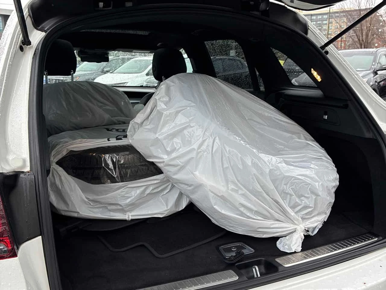 Mercedes-Benz GLC 300 4MATIC* DISTRONIC* 360КАМЕРИ* + ГУМИ , снимка 12 - Автомобили и джипове - 54346129