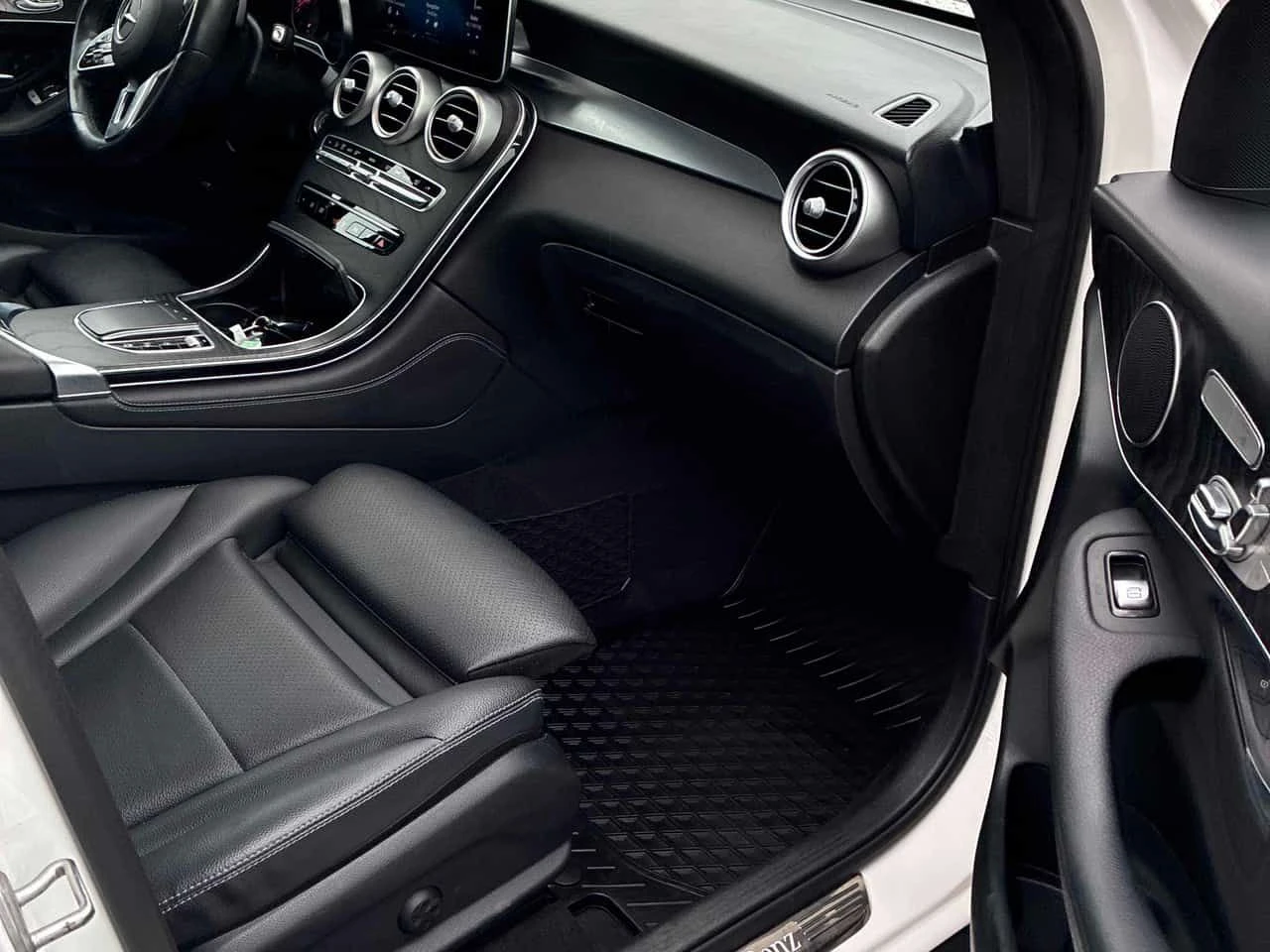 Mercedes-Benz GLC 300 4MATIC* DISTRONIC* 360КАМЕРИ* + ГУМИ , снимка 15 - Автомобили и джипове - 54346129