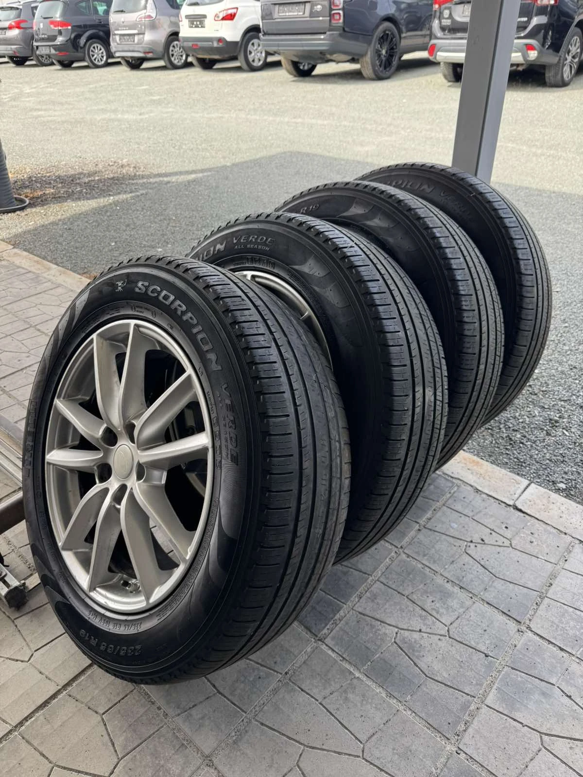 Гуми с джанти Pirelli 235/65R19, снимка 2 - Гуми и джанти - 56081174