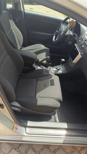 Toyota Avensis 1.8 VVTI автоматик+ газ, снимка 15
