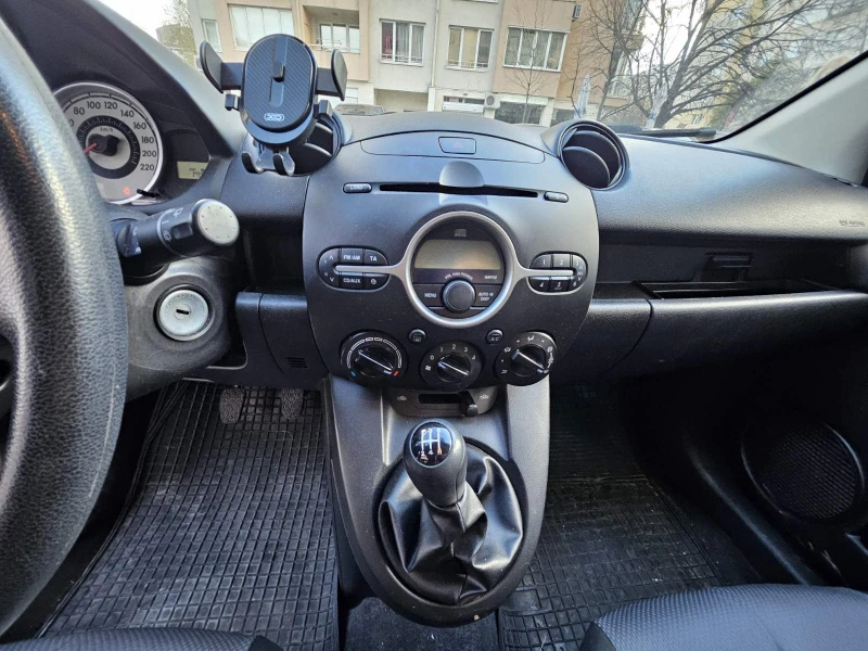 Mazda 2, снимка 12 - Автомобили и джипове - 48568153