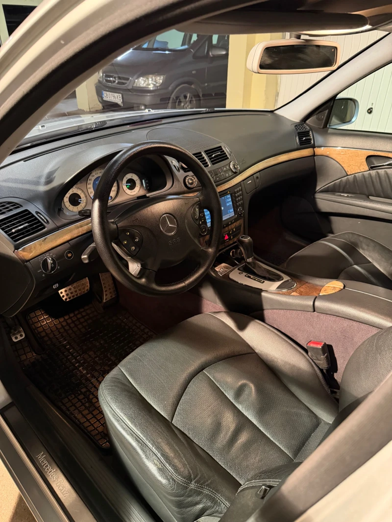 Mercedes-Benz E 320 4 Matic, Avantgarde, Обслужена, снимка 7 - Автомобили и джипове - 53126195