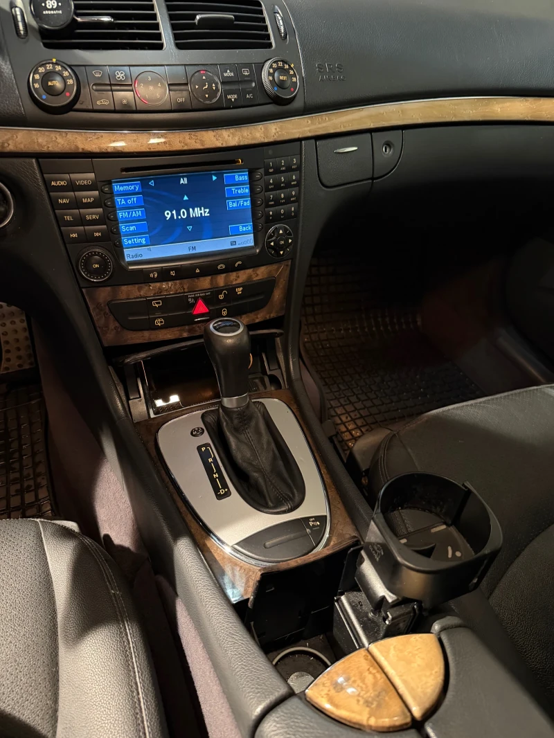 Mercedes-Benz E 320 4 Matic, Avantgarde, Обслужена, снимка 13 - Автомобили и джипове - 53126195